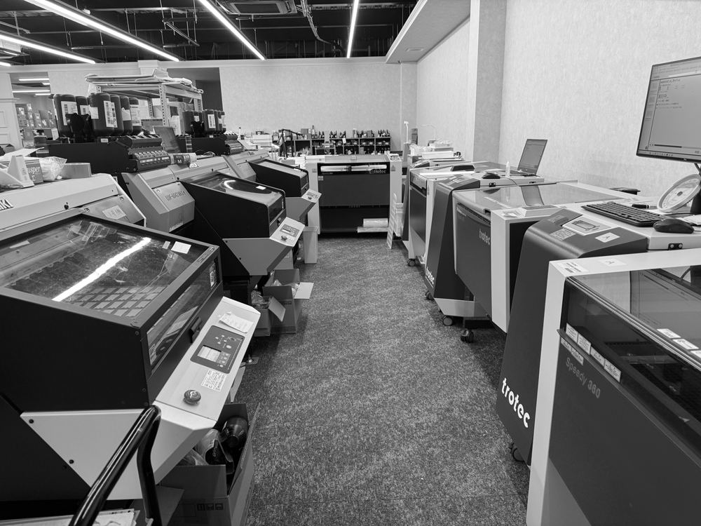THE FACTORY OKAZAKI の工場。UV印刷機とレーザー加工機が並ぶ
