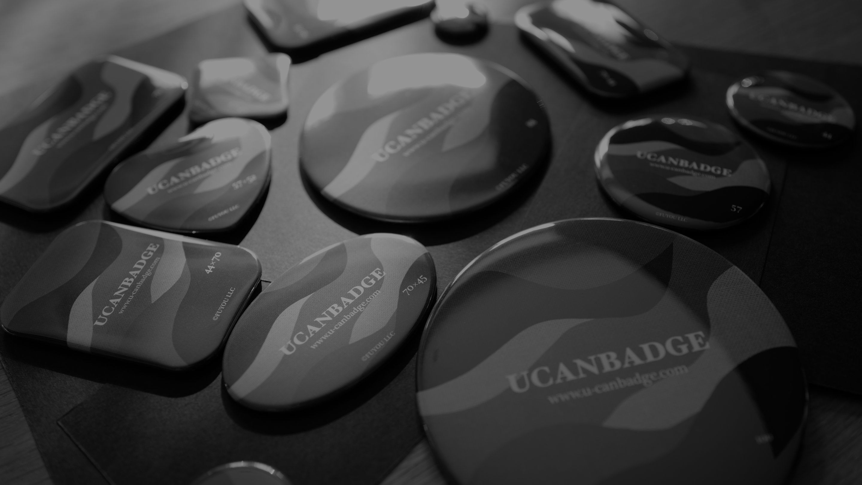 形も大きさもさまざまな UCANBADGE の缶バッジ